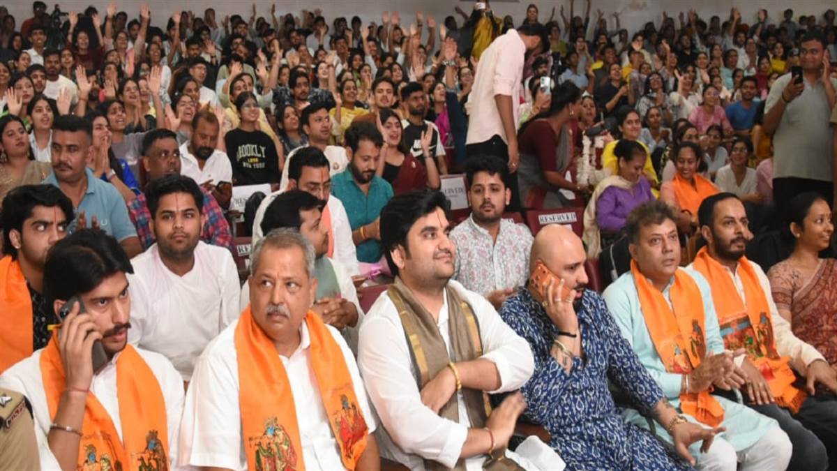 a patriotic message to thousands of students teri mitti mein mil jaawan echoed in the law auditorium of pu