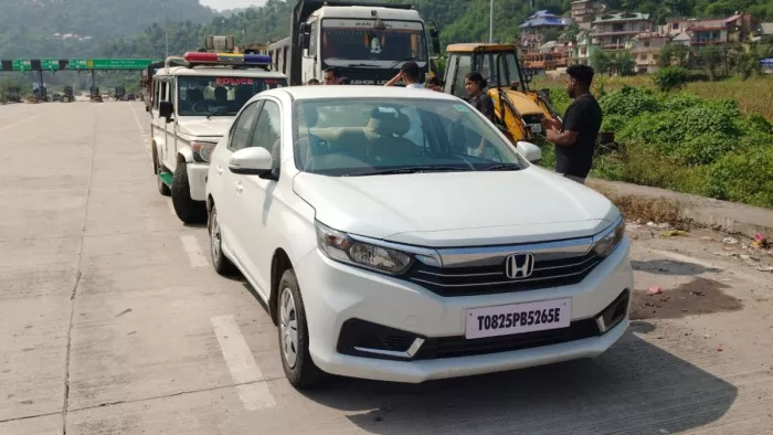 बिलासपुर में चिट्टा के साथ पकड़े गए आरोपितों की कारव कार्रवाई करती पुलिस। जागरण