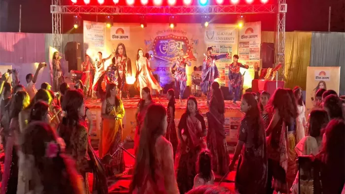 Dandiya Nights: बिहार के कटिहार में दैनिक जागरण डांडिया नाइट में डांसर कीर्ति वर्मा के साथ युवतियां जमकर थिरकीं।