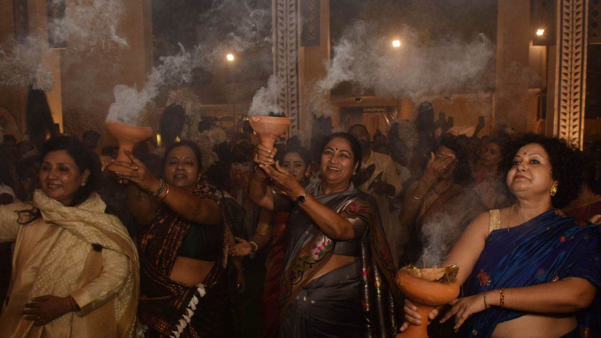 ncr delhi cm attends durga puja praises divine power