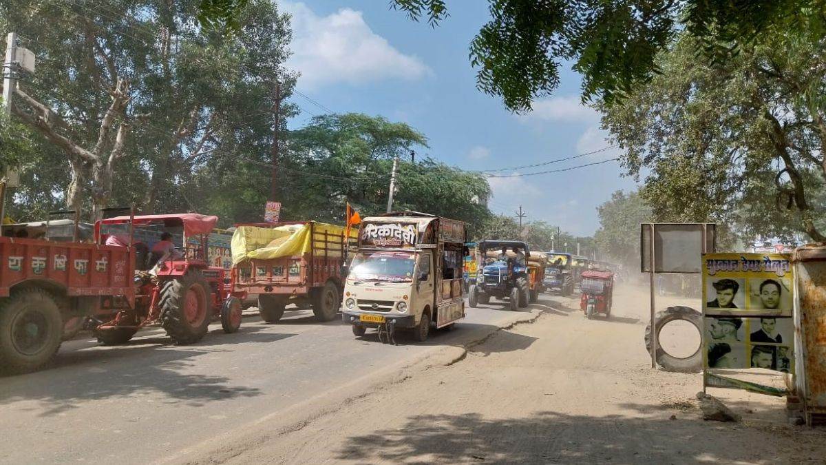 etah traffic jam farmers selling paddy cause gridlock in aliganj road