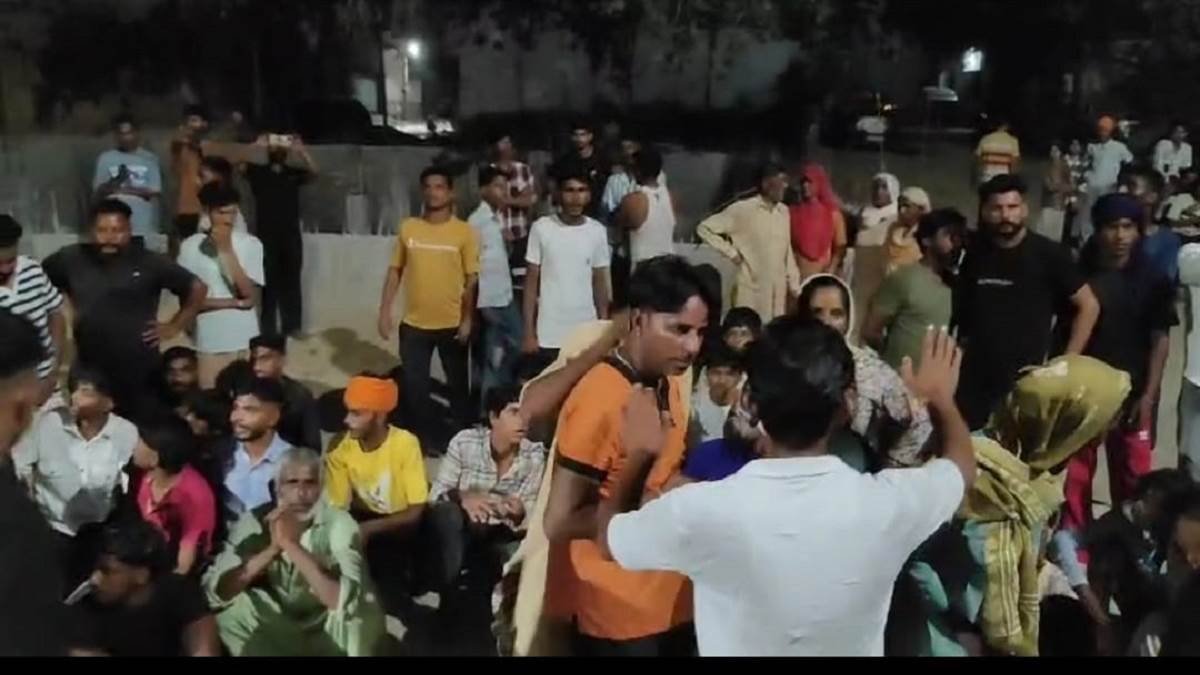 suspects roaming naked in fatehabad stealing womens clothes creating panic among residents police station surrounded for arrest