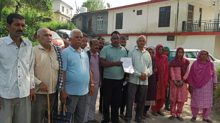 पंचायत बनाल के लोग चुनाव में आरक्षण न मिलने पर रोष जताते हुए लोग। जागरण