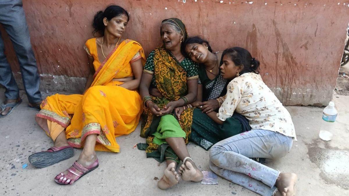 hardoi news big road accident in hardoi couple and three children died all were on bike