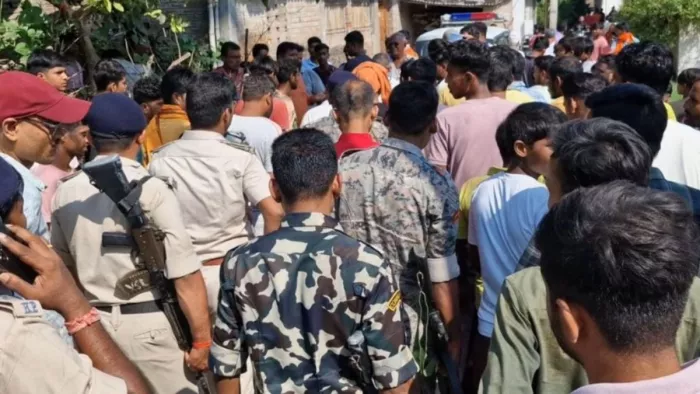 हाजीपुर में विवादित पोस्टर चिपकाने पर बवाल। फोटो जागरण