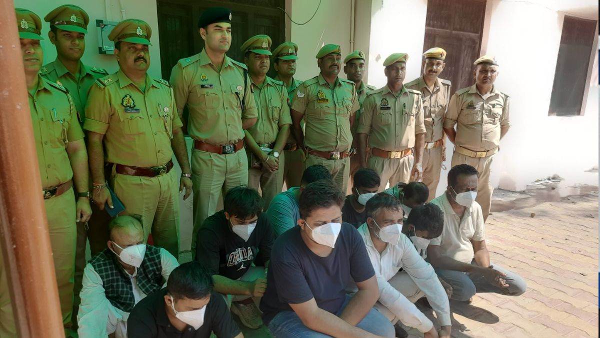 agra police busted cyber fraud gang 10 accused arrested in latest updates