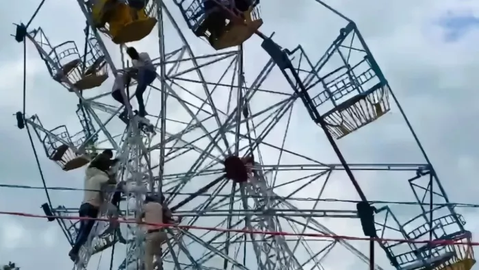 खंडेड़ मेले में लगा झूला झुकने से मचा हाहाकार।