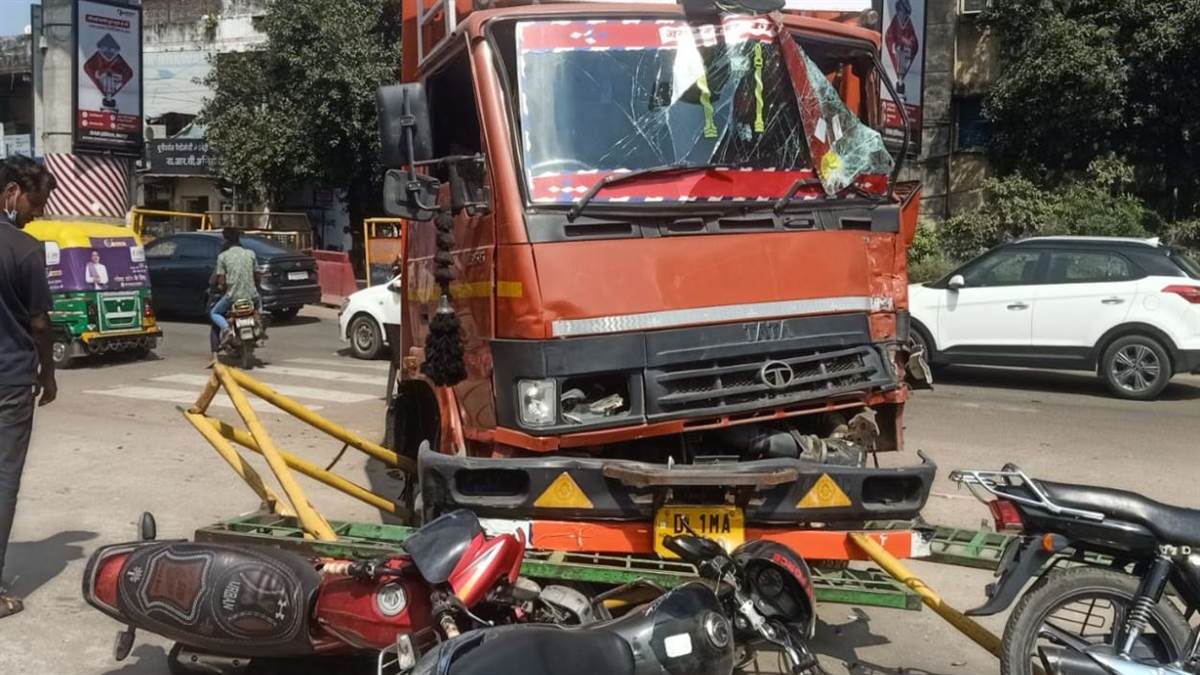 kanpur accident uncontrolled container crushed bike in metro parking lot