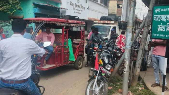 मधुपुर शहर की ट्रैफिक व्यवस्था भगवान भरोसे। फोटो जागरण