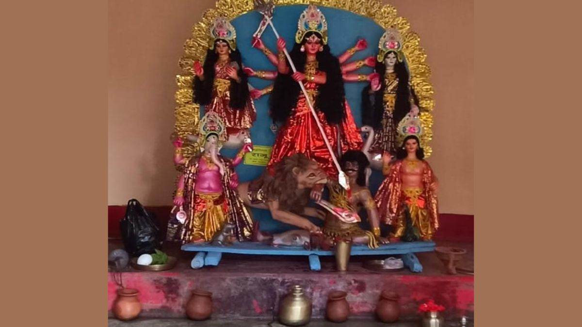 saafa hor temple dumka unique durga puja led by guru mata