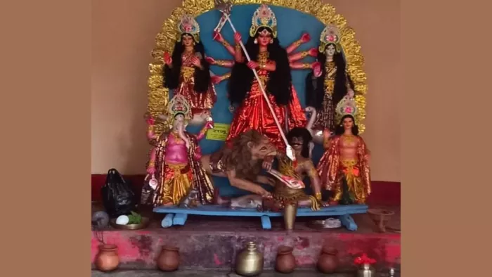 यहां पुरोहित नहीं गुरु माता करती हैं दुर्गा पूजा। फोटो जागरण