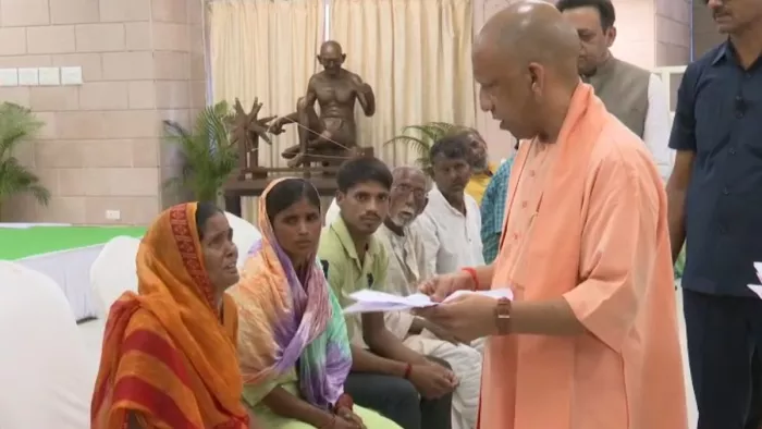 मुख्यमंत्री आवास पर जनता दर्शन में मुख्यमंत्री योगी आदित्यनाथ