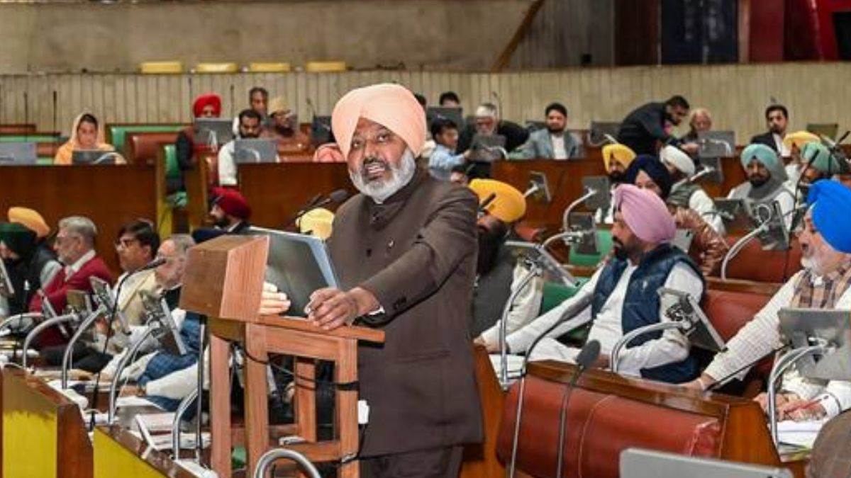punjab assembly session harpal cheema and pratap singh bajwa engage in heated exchanges leaving their seats and moving towards each other