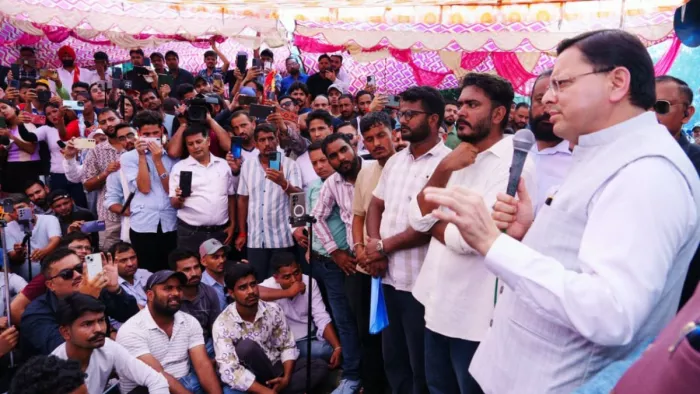सीएम धामी ने युवाओं के बीच पहुंचकर समस्यओं को दूर करने का दिया आश्वासन।