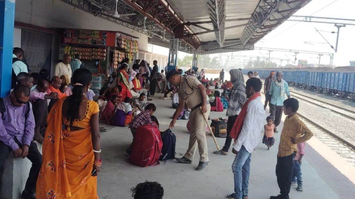 elderly woman suffers at railway station no help arrives in raibareilly