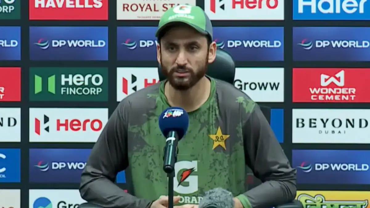 salman ali agha threw runner up cheque ind vs pak asia cup final2025
