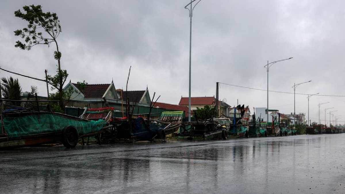 https://www.jagranimages.com/images/newimg/29092025/29_09_2025-typhoon_bualoi_1_24063983.jpg