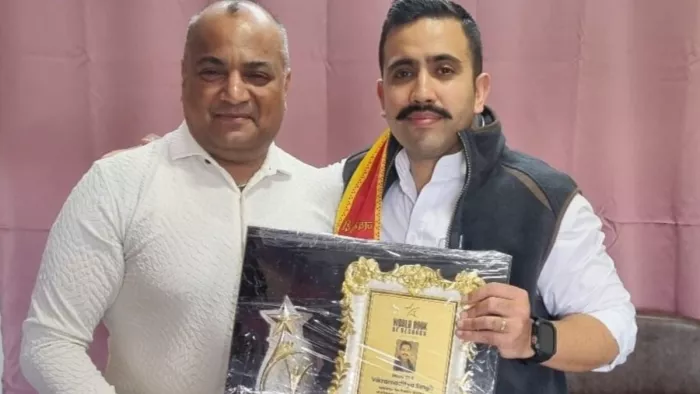 विक्रमादित्य सिंह को पुरस्कार प्रदान करते वर्ल्ड बुक आफ रिकार्ड यूके लंदन संस्थान के हिमाचल और चंडीगढ़ के प्रमुख सुमित सिंगला।