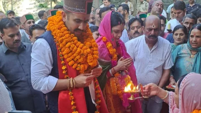 शादी के बाद पहली बार पत्नी अमरीन कौर के साथ रामपुर पहुंचे विक्रमादित्य सिंह का भव्य स्वागत किया गया। जागरण