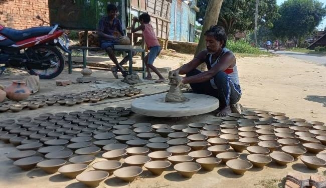 balrampur latest news potter made diyas for deepawali deepawali news festival news demand increaser diyas balrampur potters news