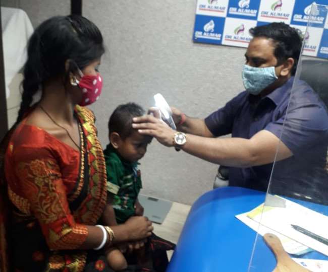 लाक सोरायसिस में त्वचा पर लाल उभरे हुए पैच देता है।