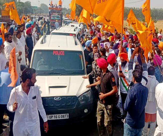 अकाली दल ने शुक्रवार को अमृतसर में रोष मार्च निकालकर बीएसएफ के बढ़े अधिकारों का विरोध किया है।