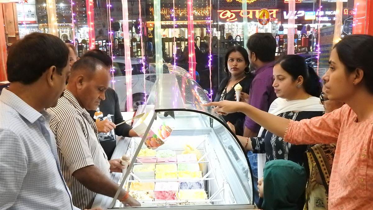 गोरखपुर में आइसक्रीम का ब्रांड बन गया 'अग्रवाल', 59 साल से ग्राहकों की