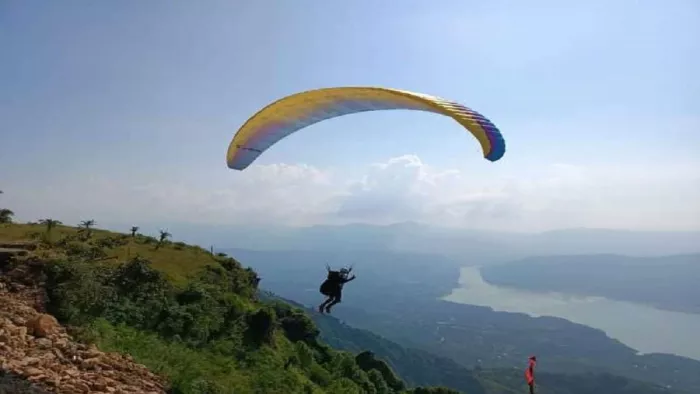 पर्यटन नगरी कुल्लू मनाली के गड़ानी नामक स्थान पर पैराग्लाइडर हादसा हो गया है।