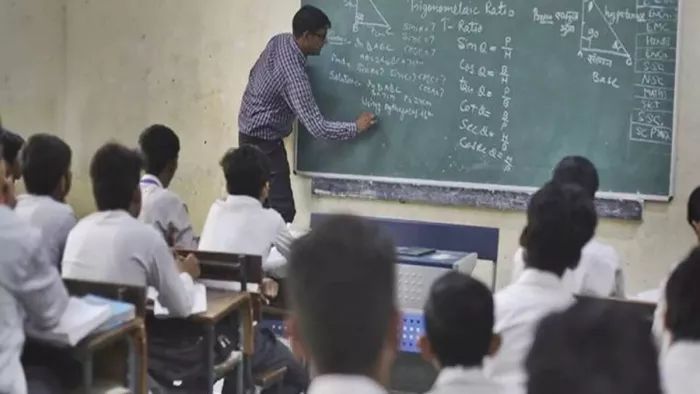 कादराबाद पंचायत के मुखिया बन गए शिक्षक।