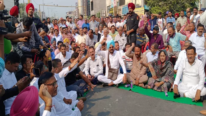 बठिंडा में धरने में शामिल सिद्धू मूसेवाले के पिता बलकार सिंह सिद्धू