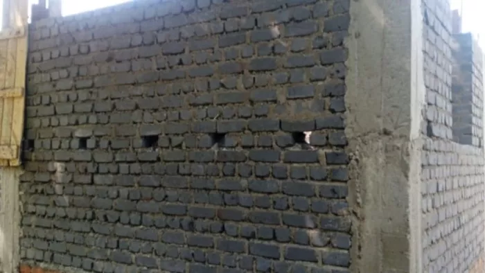 काली ईंट से बने प्रधानमंत्री आवास की खुली पोल, उपस्वास्थ्य केंद्र के निर्माण का ग्रामीणों ने किया जमकर विरोध