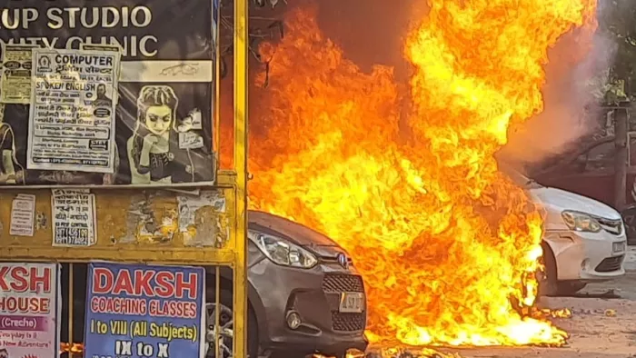 गाजियाबाद में ट्रांसफॉर्मर में लगी भीषण आग, चपेट में आई पास खड़ी चार कारें