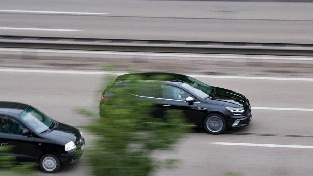 https://www.jagranimages.com/images/newimg/29102023/29_10_2023-car_overtaking_23567422.jpg