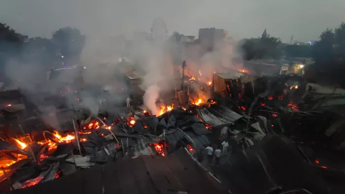 Agra Fire: फिरोजाबाद के काठ बाजार में लगी भीषण आग
