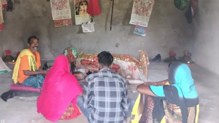 गढ़वा में चमत्कार बता खेला जा रहा अंधविश्वास का खेल, तांत्रिकों के पास उमड़ती है हुजूम