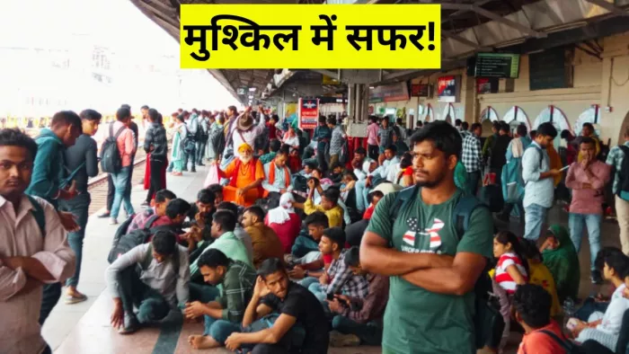 प्लेटफार्म नंबर दो पर बाघ एक्सप्रेस का इंतजार करते यात्री। -जागरण