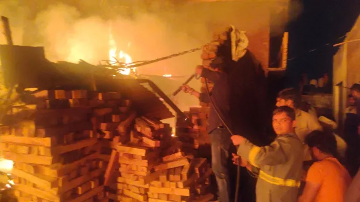 Fire In Firozabad: काठ बाजार में लगी भीषण आग बुझाते दमकलकर्मी। तस्वीर सोर्स जागरण।