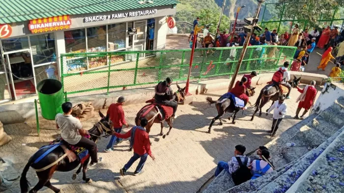 मां वैष्णो देवी की यात्रा में आने लगी कमी, फोटो जागरण
