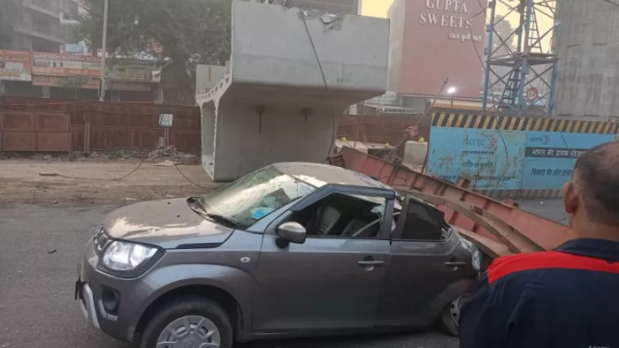 Meerut News: चलती कार पर गिरा लोहे का गर्डर।
