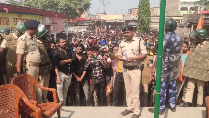 चंपानगर के नगर पंचायत भवन परिसर में आक्रोशित लोगों को समझाती पुलिस। (जागरण फोटो)