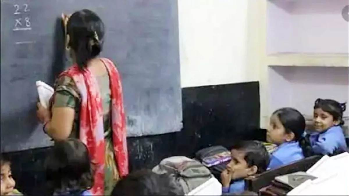 https://www.jagranimages.com/images/newimg/29102023/29_10_2023-sarkari_teacher_23568105.jpg