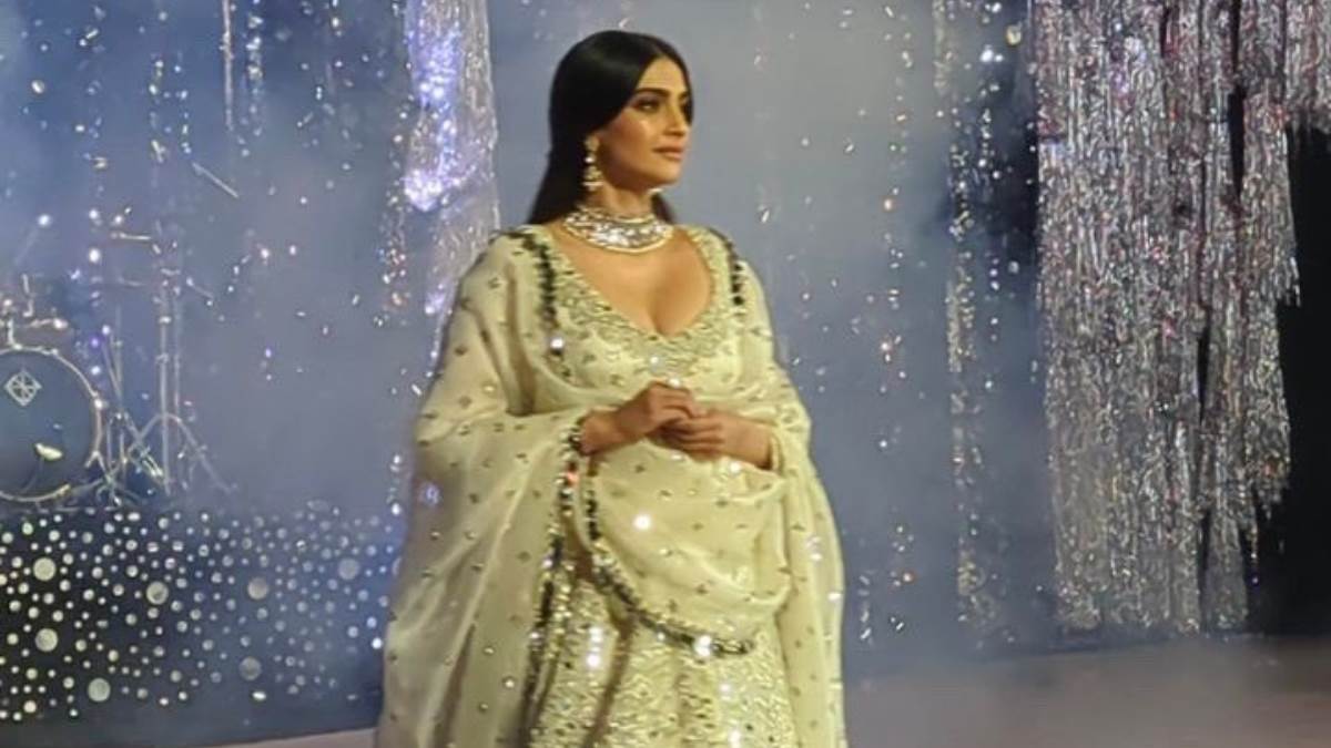 https://www.jagranimages.com/images/newimg/29102023/29_10_2023-sonam_kapoor_ramp_walk_23568279.jpg