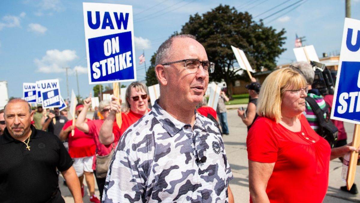 US Auto Union Strike अमेरिका में हड़ताली ऑटो कर्मचारियों के बीच 44 दिन