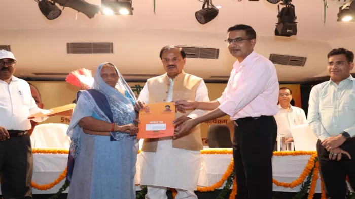 सांसद डॉ. महेश शर्मा और प्राधिकरण सीईओ ने किसानों को आवंटन पत्र वितरित किया। फोटो- जागरण