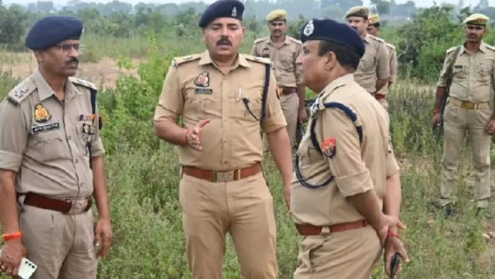 एसपी अरुण कुमार सिंह व एएसपी चक्रपाणि त्रिपाठी से बात करते डीआईजी अजय कुमार सिंह। जागरण