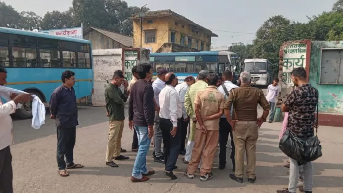 रोडवेज बस अड्डा परिसर में जमा भीड़: जागरण