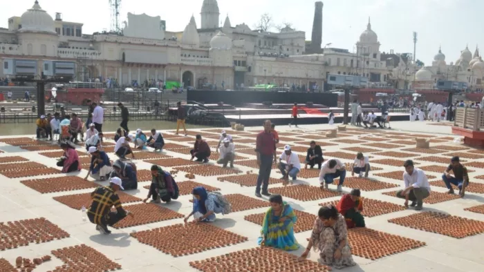 दीपोत्सव के लिए अयोध्या राम की पैड़ी पर दीप सज्जित करते स्वयंसेवक : जीतू निषाद
