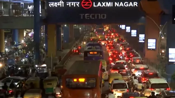 दिल्ली के लक्ष्मी नगर में लगा ट्रैफिक जाम।