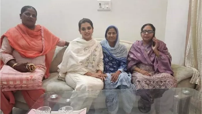 गिद्दड़बाहा में आप प्रत्याशी डिंपी ढिल्लों की बेटी अनू पिता के लिए चुनाव प्रचार करते हुए। सौ.एक्स