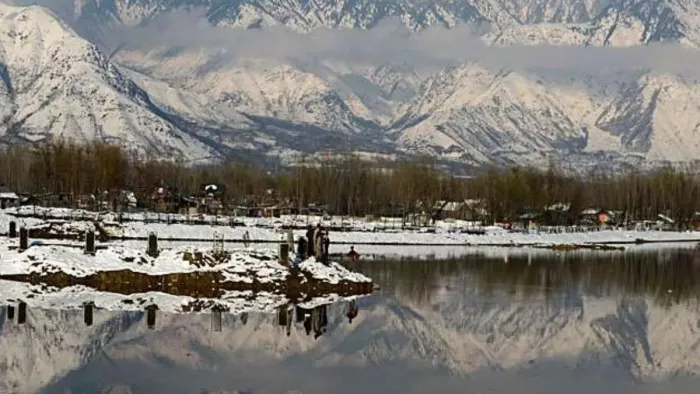 कश्मीर में बर्फबारी शुरू, घाटी के ऊपरी इलाकों में बारिश की संभावना
